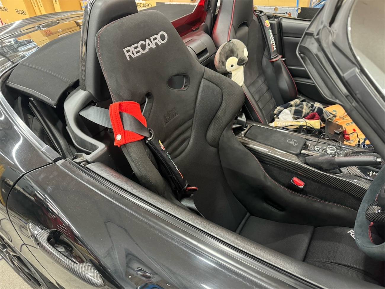 やせ我慢は良そう！アバルト124スパイダーのフルバケに、純正シート 