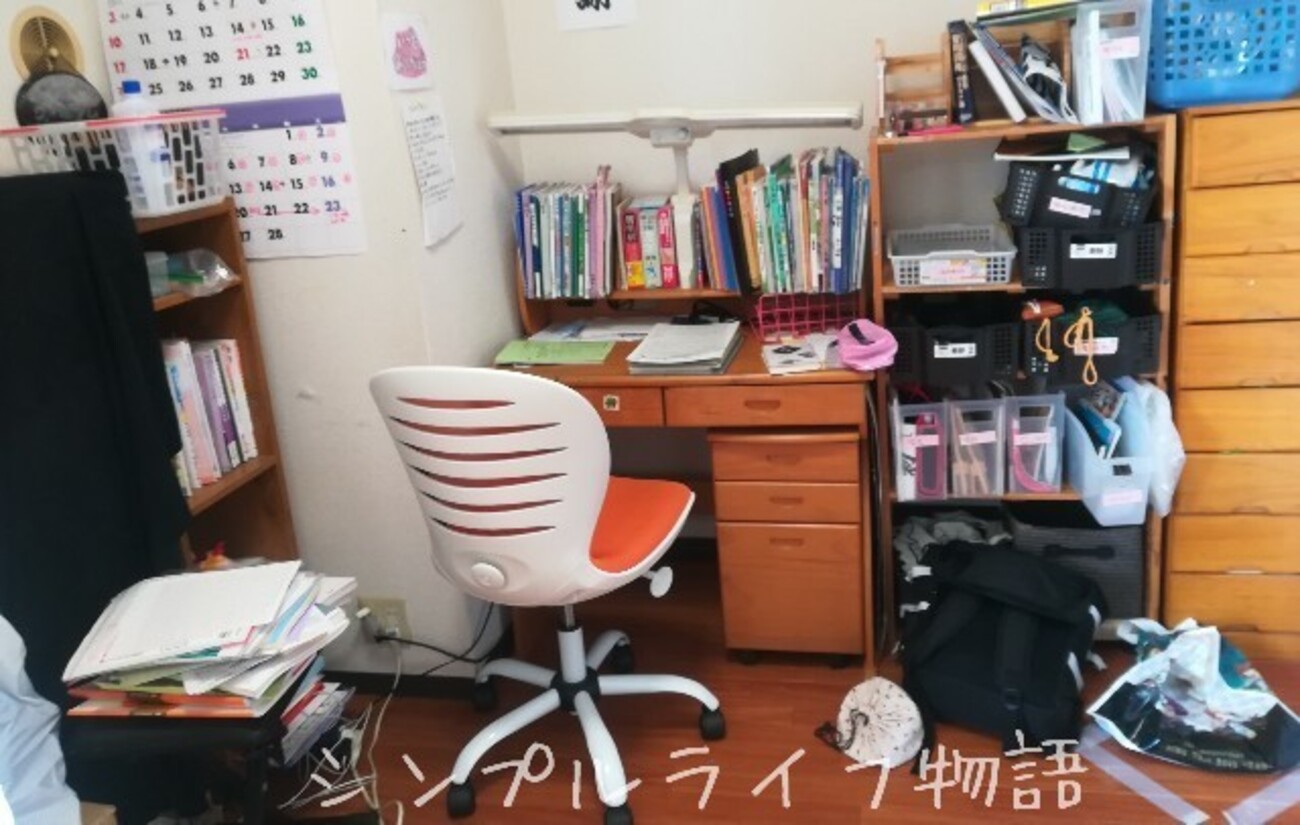 成績アップする？！ 散らかっている勉強机の周りを集中するスペースに 