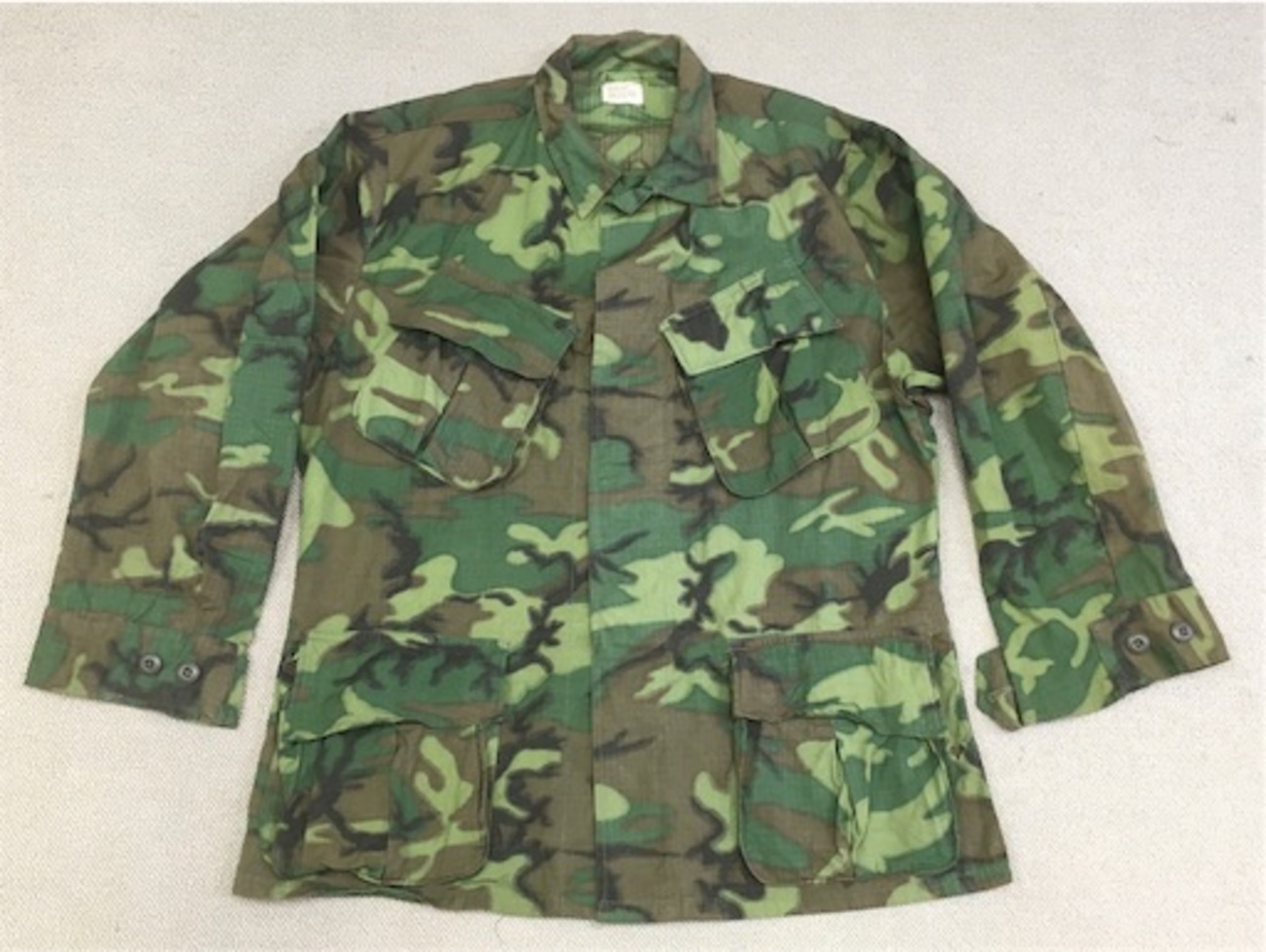森林で抜群の効果あり！【アメリカの軍服】熱帯用迷彩ジャケット 