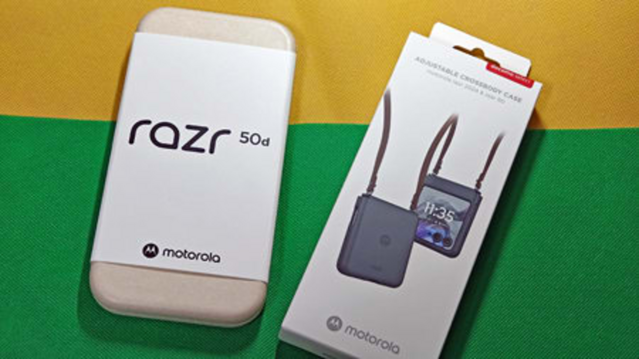 motorola razr 50d M-51Eに純正ケースを装着してパカパカする - At First ?