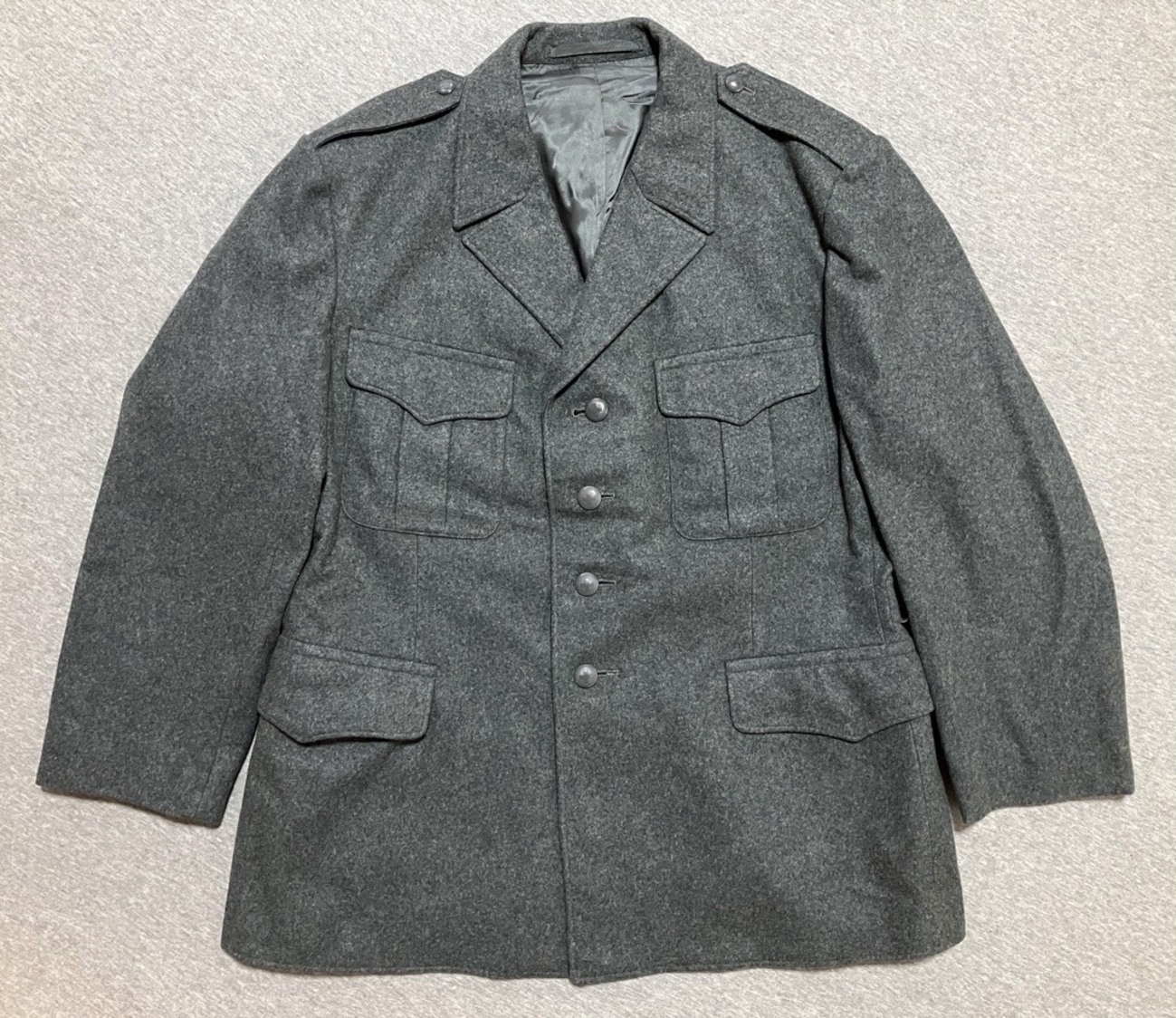 比較的近年のモデルです！【スイスの軍服】陸軍ウールサービス 