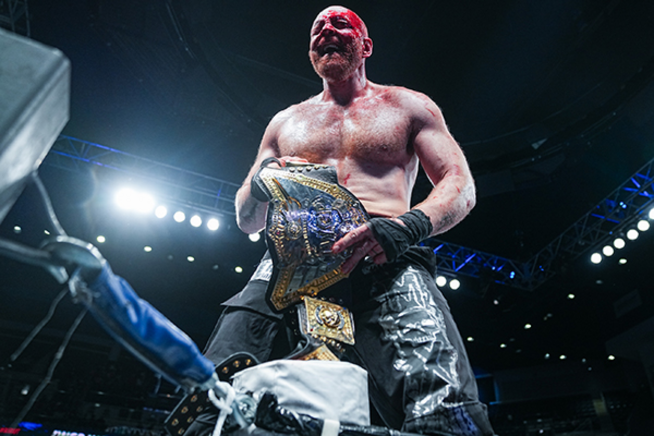 新日本プロレス　ジョン・モクスリー　サイン　　AEW  サイン 狂犬 ディーン・アンブローズの頃から好きなモクスリー選手の