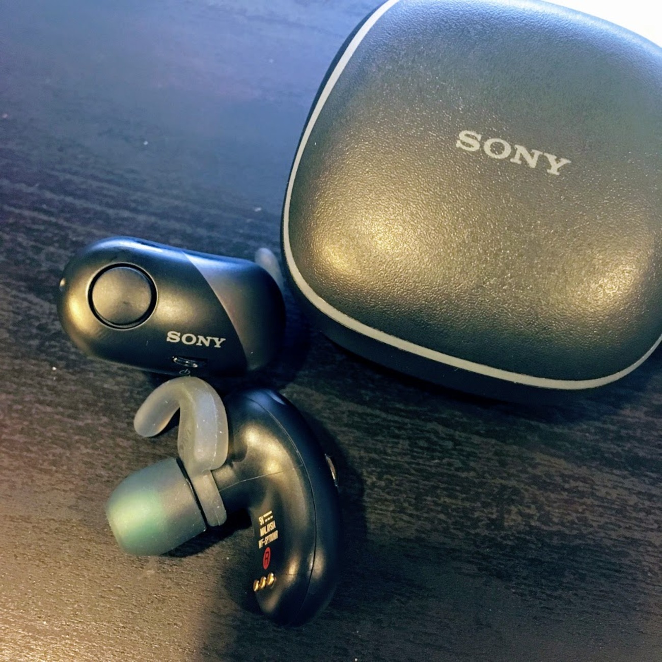 Sony WF-SP700N】全部入りの左右分離ワイヤレスイヤホンを