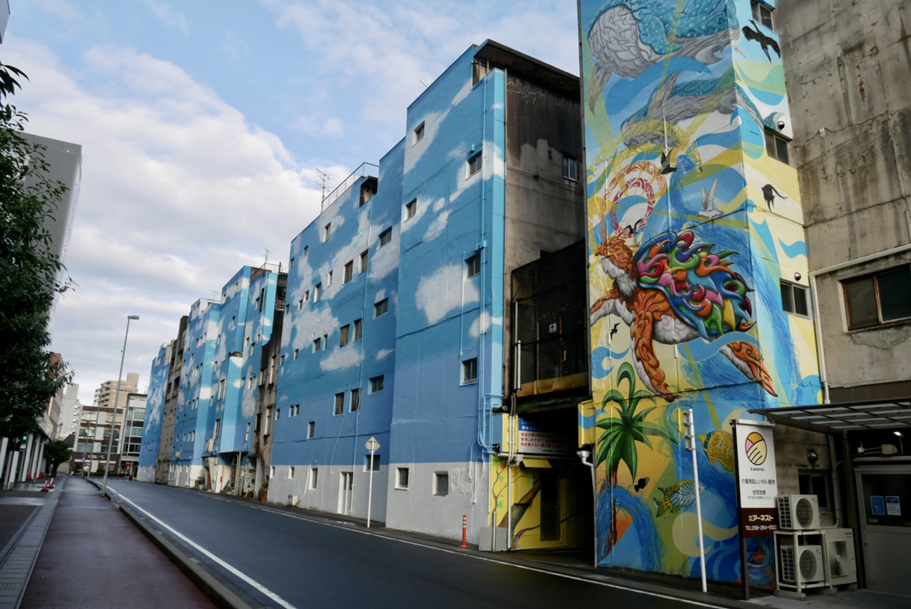 繊維問屋街に登場した巨大壁画。岐阜のシュルレアリスム。 - やまさん
