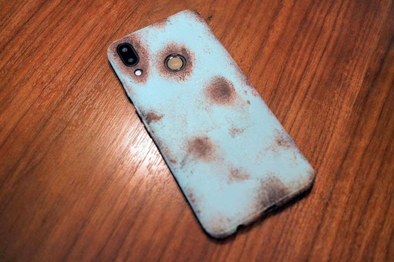 DIY】サビ塗装でスマホケースを一味違った雰囲気にリメイク - i-smart