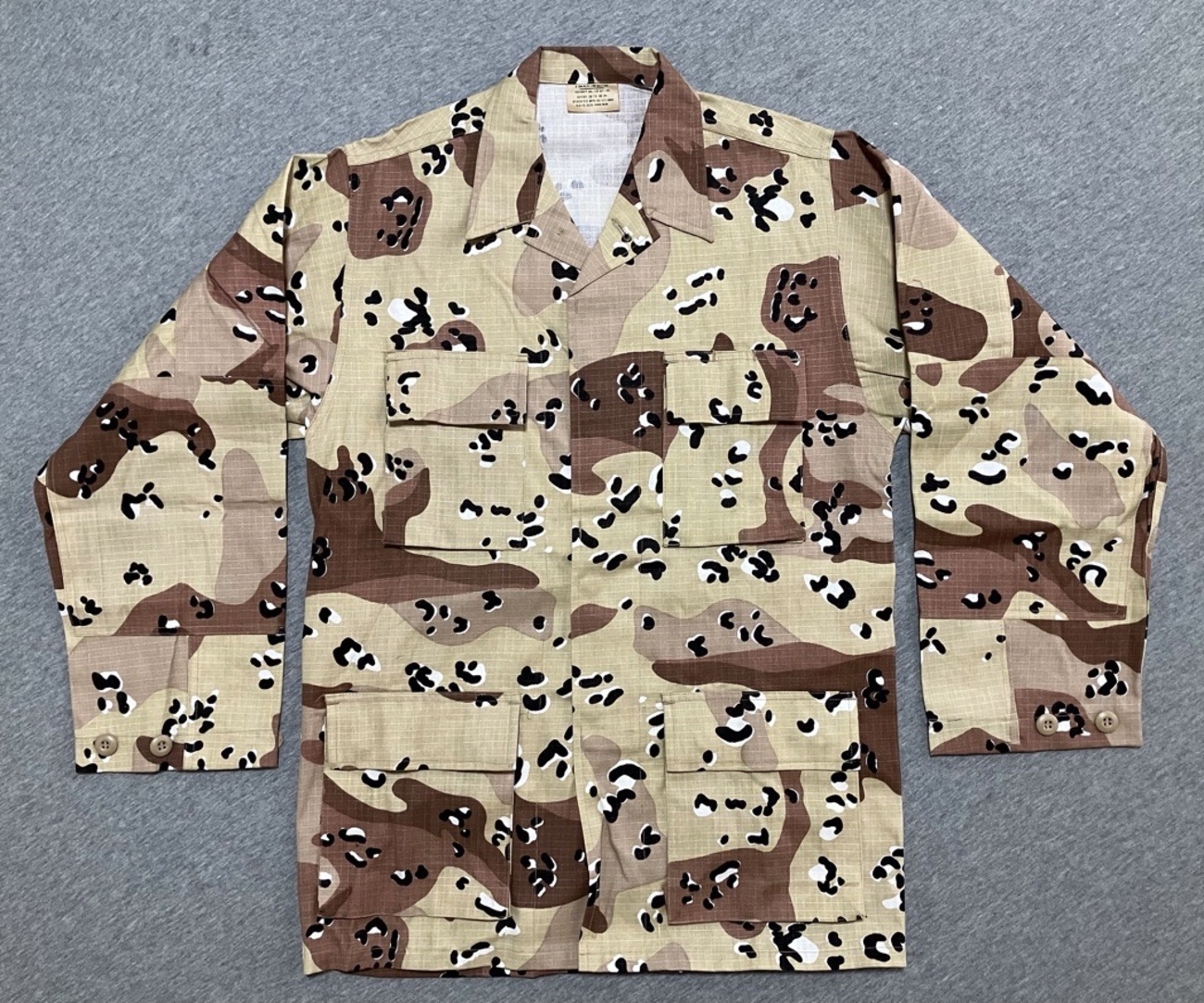 鮮やかなカラーが特徴です！【国籍不明の軍服】砂漠用迷彩ジャケット 