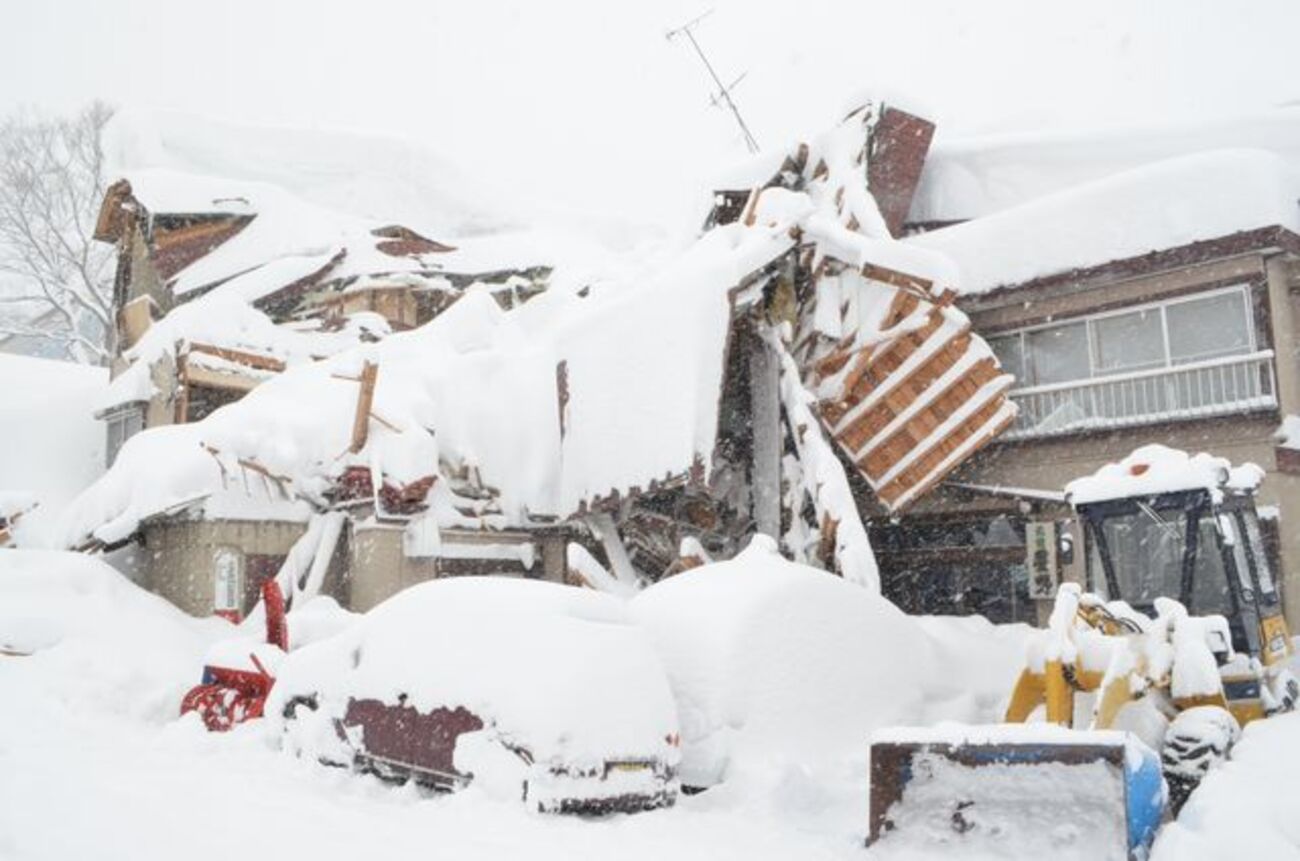 雪の降った日の廃屋 妙高市 赤倉温泉の旅館が雪で倒壊 屋根に1.5mの積雪 - 上越タウン