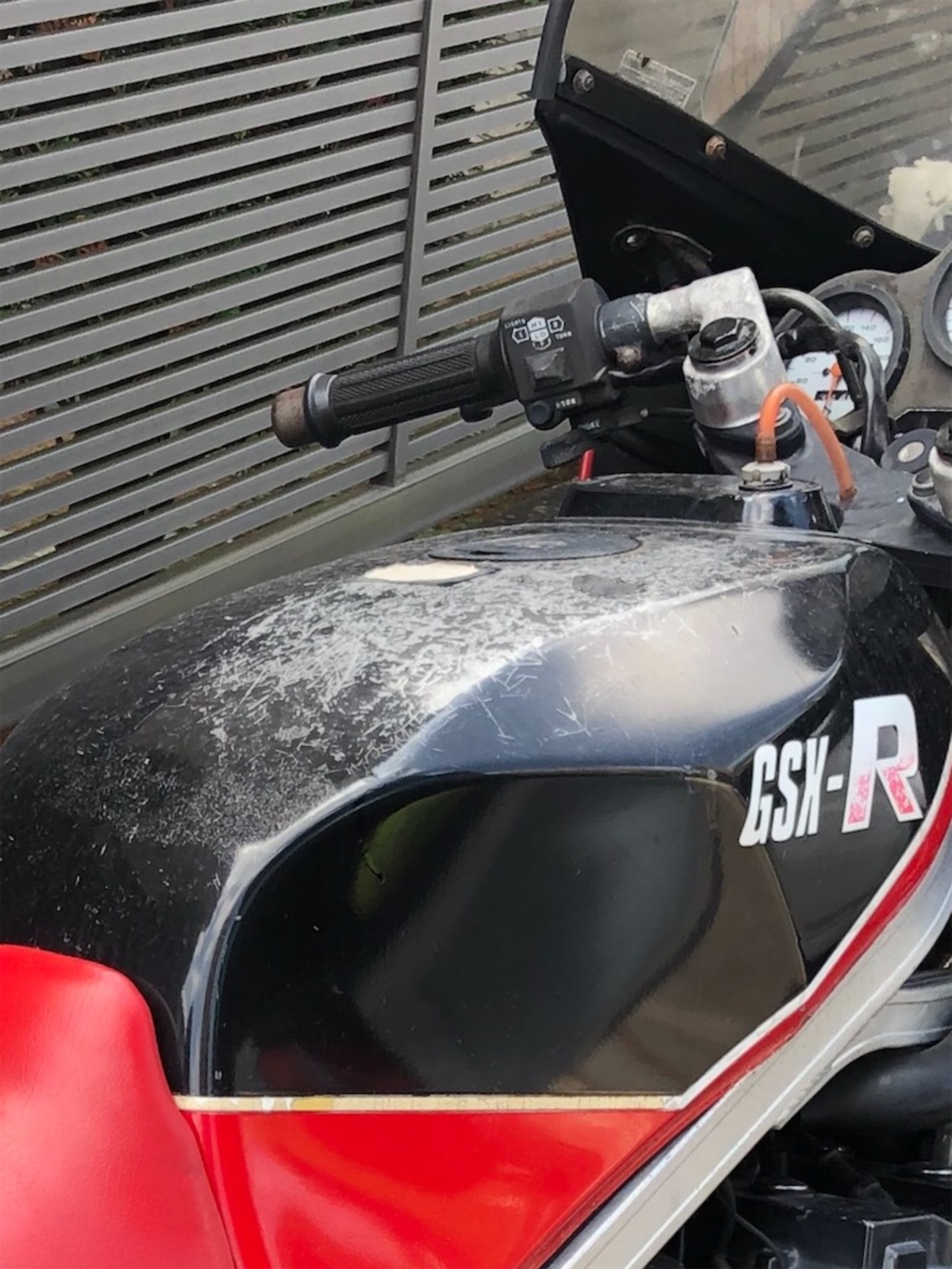 GSX-R GK71B タンクの塗装がやばい - バイク素人が旧車に乗ると