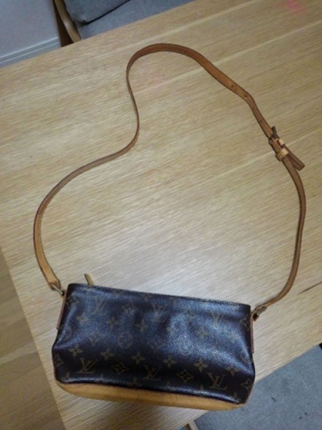 Louis Vuitton ルイ・ヴィトン トロターの修理；「ヌメ革全部を新しい 