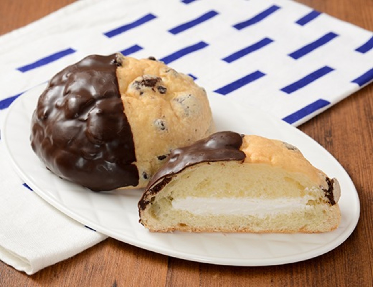 ローソンから「チョコチップメロンパン」が新登場！サンドしたホイップ