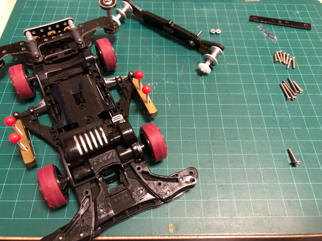 ミニ四駆】マッハフレームのフロントスライドダンパー、ビスの方向を 