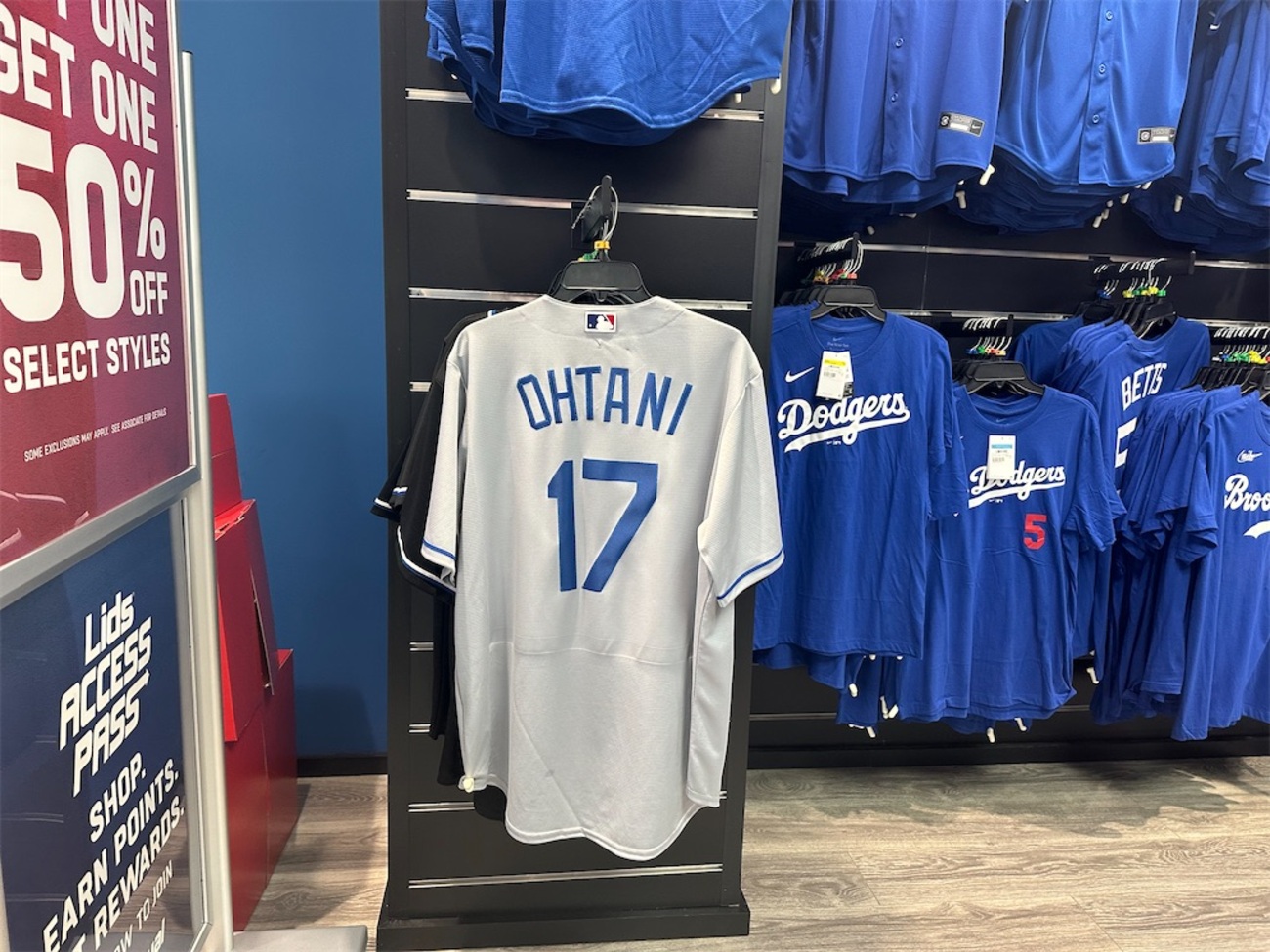大谷選手のレプリカユニフォームが発売開始！！アラモアナショッピング 