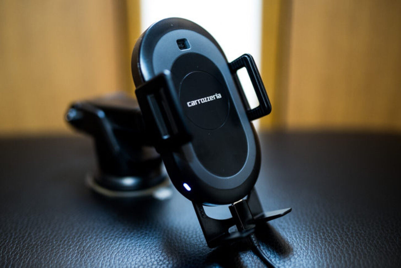 iPhone・AndroidをQiで急速充電可能＆電動ホールド 車載スマホホルダー 