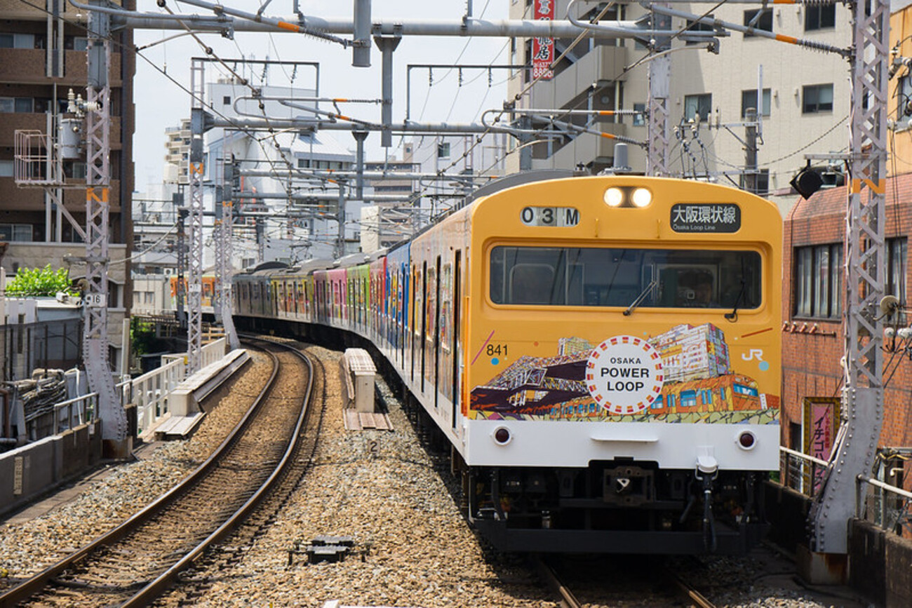 大阪環状線103系ラッピング、「OSAKA POWER LOOP」。ポップで鮮やかな 大阪環状線103系ラッピング、「OSAKA POWER LOOP」。ポップで鮮やかな