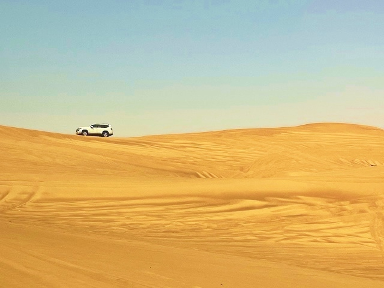 初欧州⑱！ドバイ砂漠を遊ぶ～灼熱の砂漠をドリフト走行。そしてサンドサーフィンで砂まみれになる - じぶんの一歩