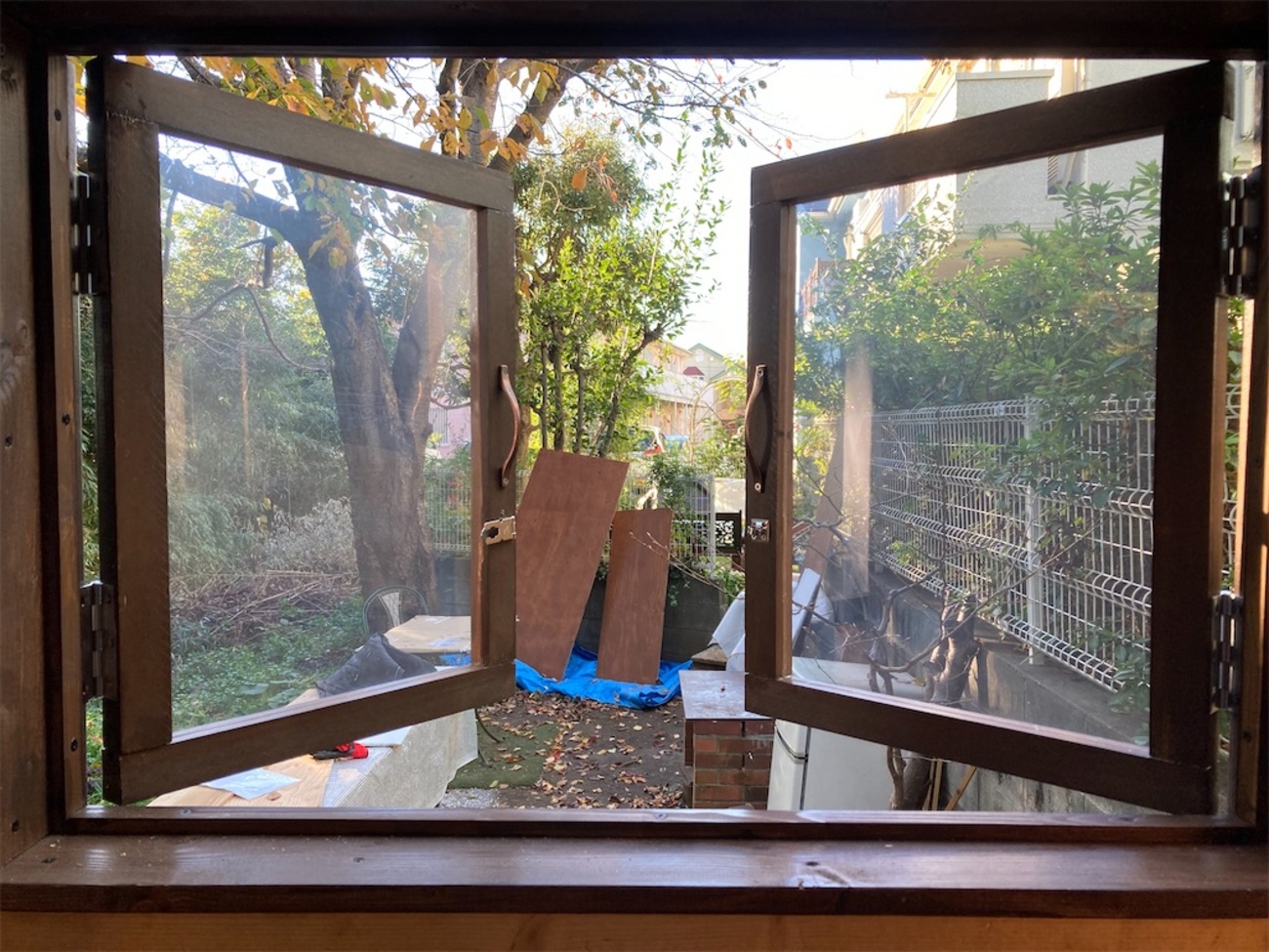 DIY】素人がツーバイフォー工法で小屋作り〜窓(木製両開き窓)作成 