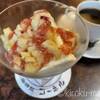こだわりのコーヒーと、名物のレアチーズケーキ
