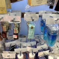 化粧品が驚きの安さ クントン 観塘 アウトレット に並ぶ 激安化粧品ショップたち 香港住んでみたら 意外と良かったんですけど