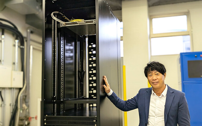 ロボットがサーバーを自動交換。“ケーブルレス” サーバーラックで実現するデータセンター自動化