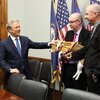 【米】非人道的な実験施設から救出されたビーグル犬と議員たちが祝う
