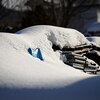 雪に埋もれる建築資材