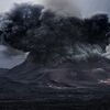 活動中のエべコ火山(パラムシル島)　噴煙の高さ1900mに達する