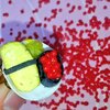ミニチュアお寿司を握っております。