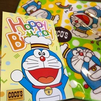 子供の誕生日 ココスでデザートと記念写真とドラえもんグッズをいただきました みんなたのしくすごせたら