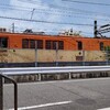 現場近くの線路際で偶然、レアな貨物列車を