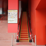 名古屋・御園座の赤いエスカレーター