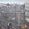 【京成津田沼乗り換え専用通路から撮影】ＡＥ形通過２本