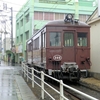 仏生山駅舎近くで休む琴電300号