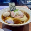 【今週のラーメン５９６４】麺屋 さくら井（東京・武蔵野市西久保）味玉醤油らぁ麺 ＋ 比内地鶏レバー低温調理ネギゴマ ＋ サッポロ赤星 ＋ 常山 純米吟醸 玄達　〜琥珀の水面に整然と泳ぐ麺線！艶めく味玉！淡いチャーシュー！王道醤油の美学の一幅の絵！