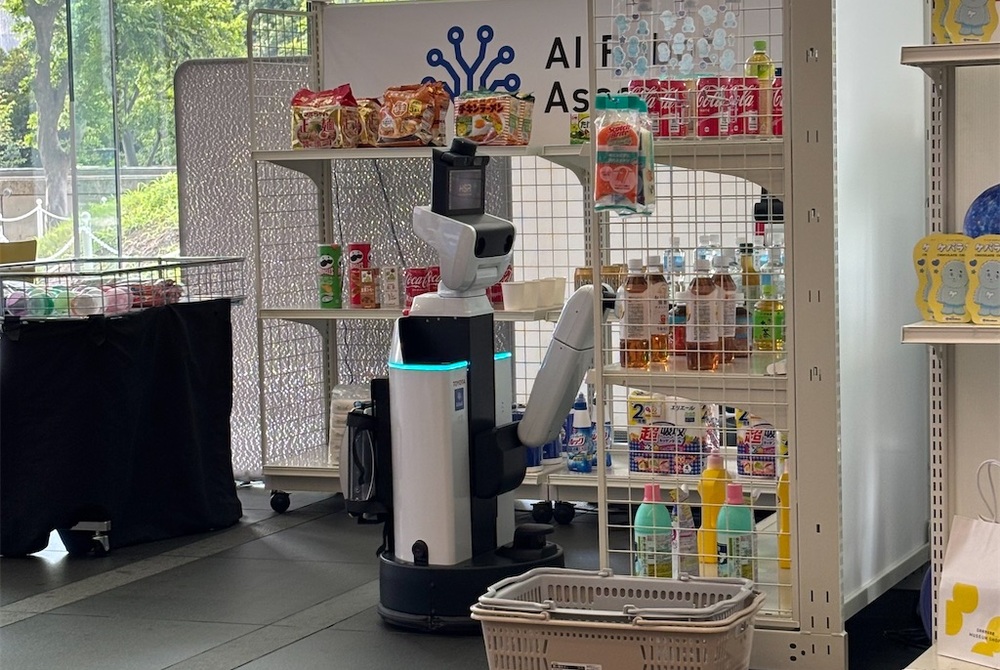 遠隔操作ロボットの実演を見る