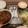 ビーフシチュー・ライス、野菜サラダ、カフェラテ。