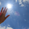 日に当たると眠くなるのはなぜ？太陽光が苦手な人間による３つの考察