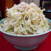 ラーメン二郎 中山駅前店 - ヤサイの茹で加減が完璧。クタすぎずシャキすぎず。どちらかと言えば少しシャキ寄り。カタカタ麺はなんだかんだ潤いも良くスープの絡みも良いので、下手に喉も乾かない。豚は高密度でしっかりと咀嚼が必要なタイプで顎が疲れる。これによって一気に失速。豚以外は完璧。惜しい。