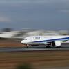 飛行機(ANA)到着｜斜めの角度の流し撮りでは...