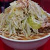 ラーメン二郎 生田駅前店 - 丼の淵までみちみちに詰められた麺に否が応でも上がる。各パーツの仕上がり、温度感、ボリューム感、どの点においても非の打ち所がない快心の仕上がり。長期休暇を経て、初手から絶好調。