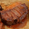 ビフェ・デ・チョリソ（南米の肉料理11）　アルゼンチンのビーフカットの名称で，アルゼンチンのステーキに最も適している部位とされるとともに，そのステーキそのもの（アルゼンチンのサーロインステーキ）を指す名称ともなっています．  昨日取り上げた伝統的なアサードに使われる部位としても知られています．Tasteatlasによる南米の肉料理ランキングの第６位，世界の肉料理では第22位にランクされています（2025.5）