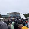 拳を掲げて