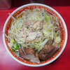 ラーメン二郎 上野毛店 - 友人らを伴い訪問リベンジ。団体客多めで厳しい並びも、こちらも団体で挑めばまぁいけなくない。いつになく盛られた気がする大ラーメンは、連れの麺半分と比較すると大人と幼児。これを目の当たりにして若干怯むも、二郎に求める必要十分過ぎる体感量で大満足。ネギのお裾分けに恐縮。上野毛店の記事もこれで101記事目。100桁台、よき幸先。