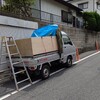 刈草と剪定した枝木が入れやすいように、軽トラの幌をあげ、