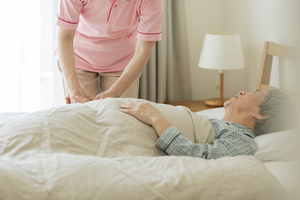 肺炎疑いで入院することに。誤嚥性肺炎はどんな病気？生活上の注意点も教えてください。