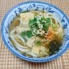 休日ランチ　揚げ玉・トトロ昆布トッピングの刻みうどんと海苔巻きのセット