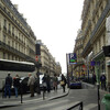 パリの銀行とデパート