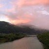 雨上がりの川面