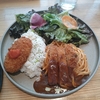 長崎トルコライス食堂（千代田区神田練塀町）の日替わり（ずわいかにクリームコロッケ＆デミロースかつ）トルコライス
