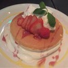 クローバーズ｜代官山｜ストロベリーパンケーキ！ふわふわの正体