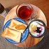 今日の朝食ワンプレート、チーズトースト、アールグレイ、りんごブルーベリーヨーグルト